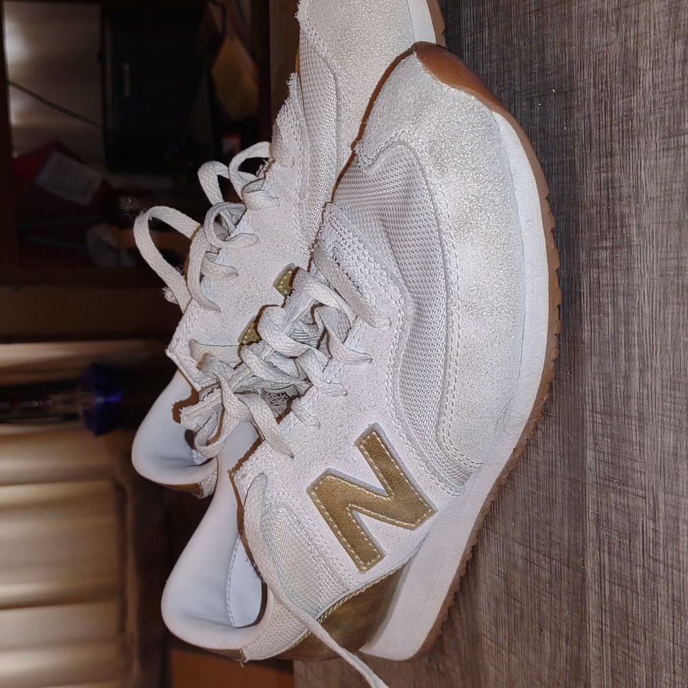 New Balance 620 running shoes